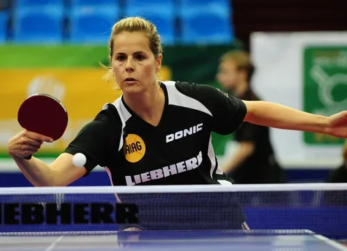 Elke Schall am Tischtennistisch – fünffache Olympiateilnehmerin und Tischtennis-Europameisterin beim Schlag